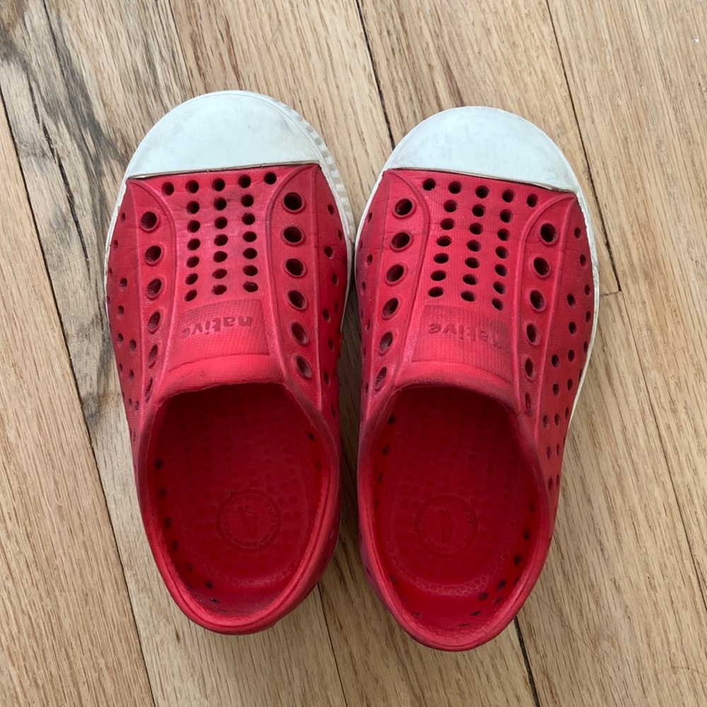 Red Toddler Native size 6